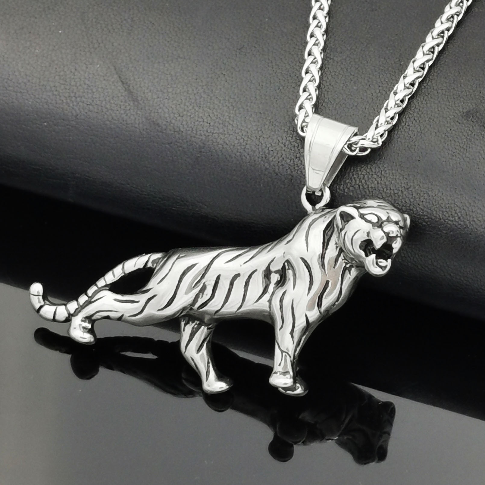 Edelstahl Halskette mit massivem 3D-Anhänger Tiger Edelstahl Halskette mit massivem 3D-Anhänger Tiger