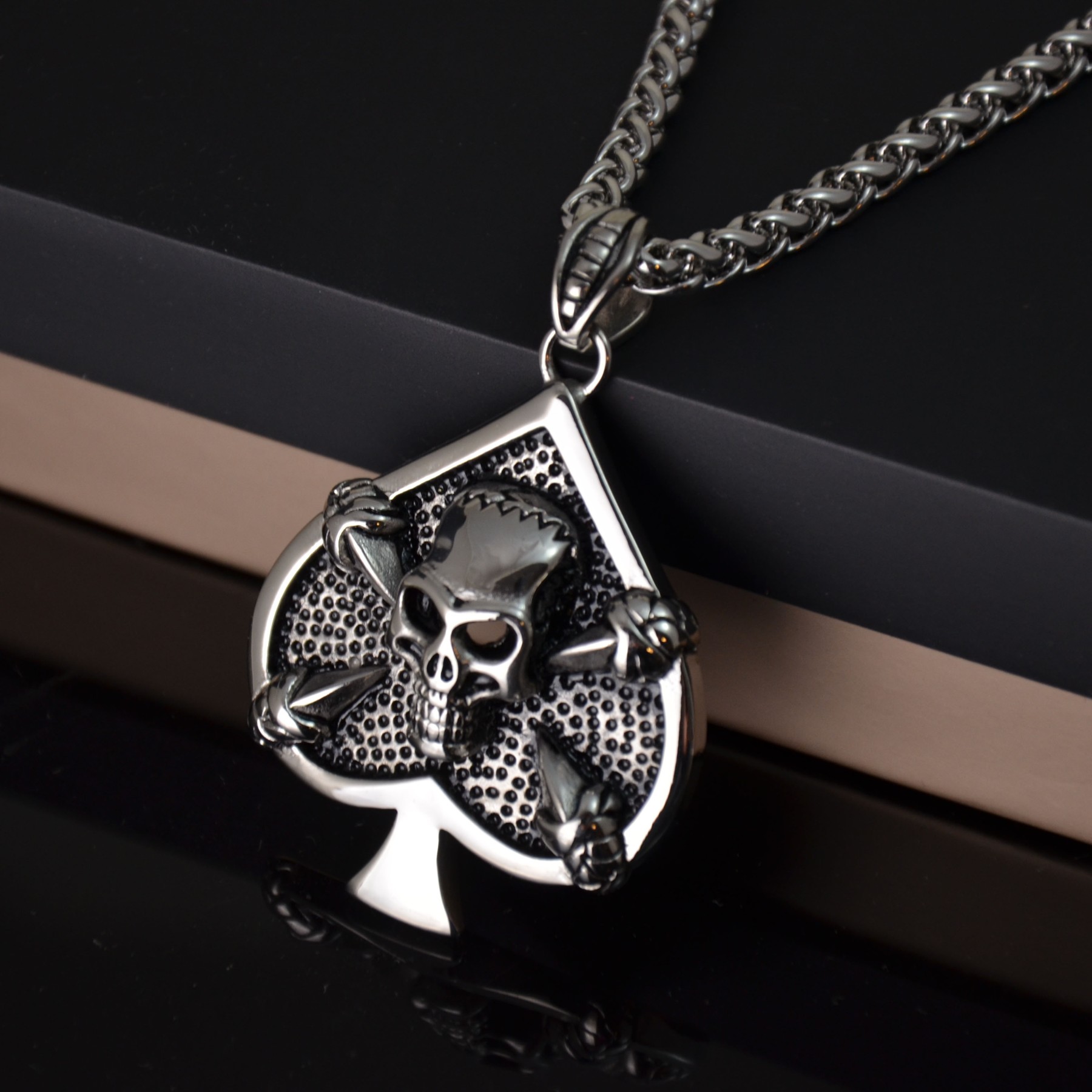 Edelstahl Halskette mit 3D Anhänger Pik Totenkopf Edelstahl Halskette mit 3D Anhänger Pik Totenkopf