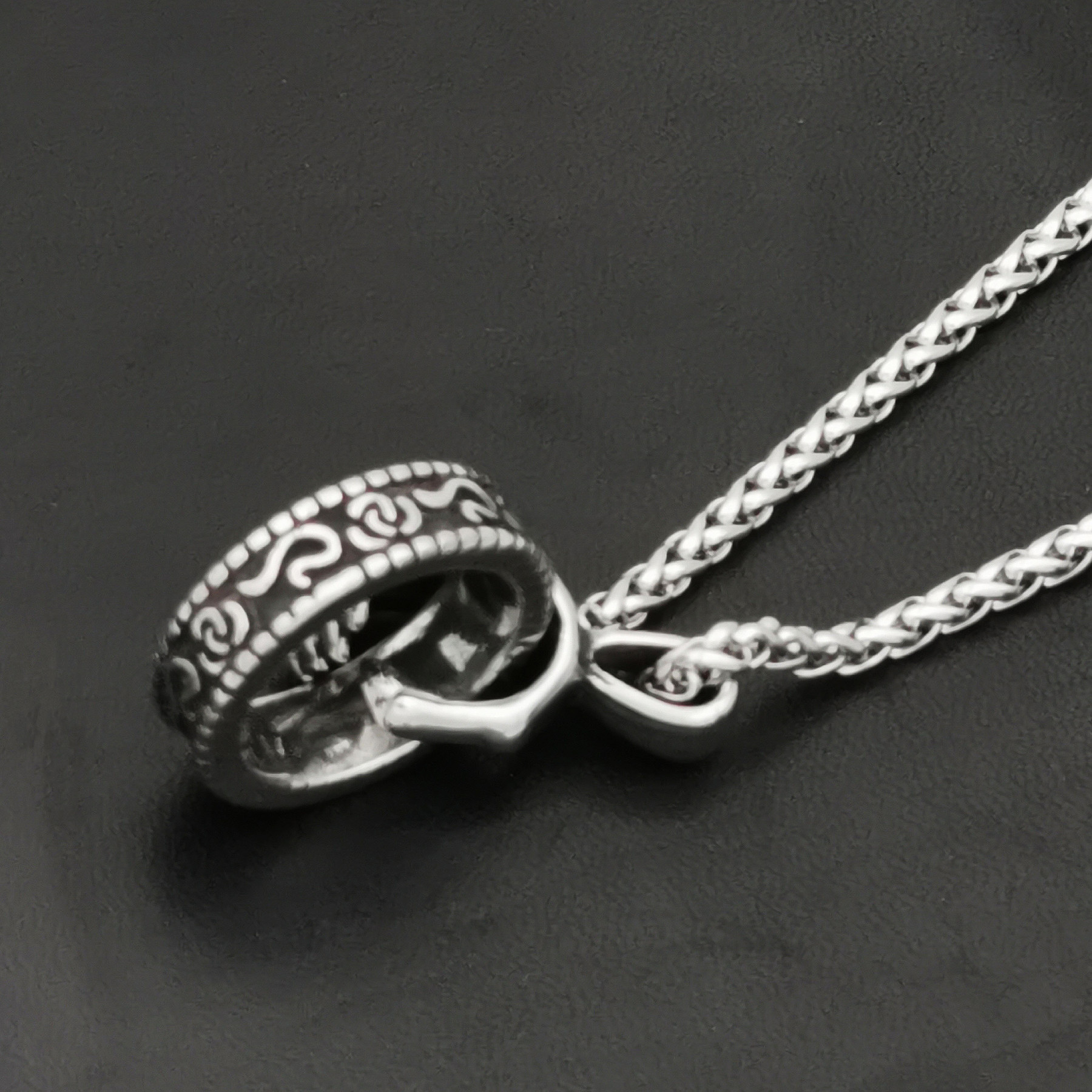 Edelstahl Halskette mit 3D Anhänger Teufelshand-Ring Edelstahl Halskette mit 3D Anhänger Teufelshand-Ring