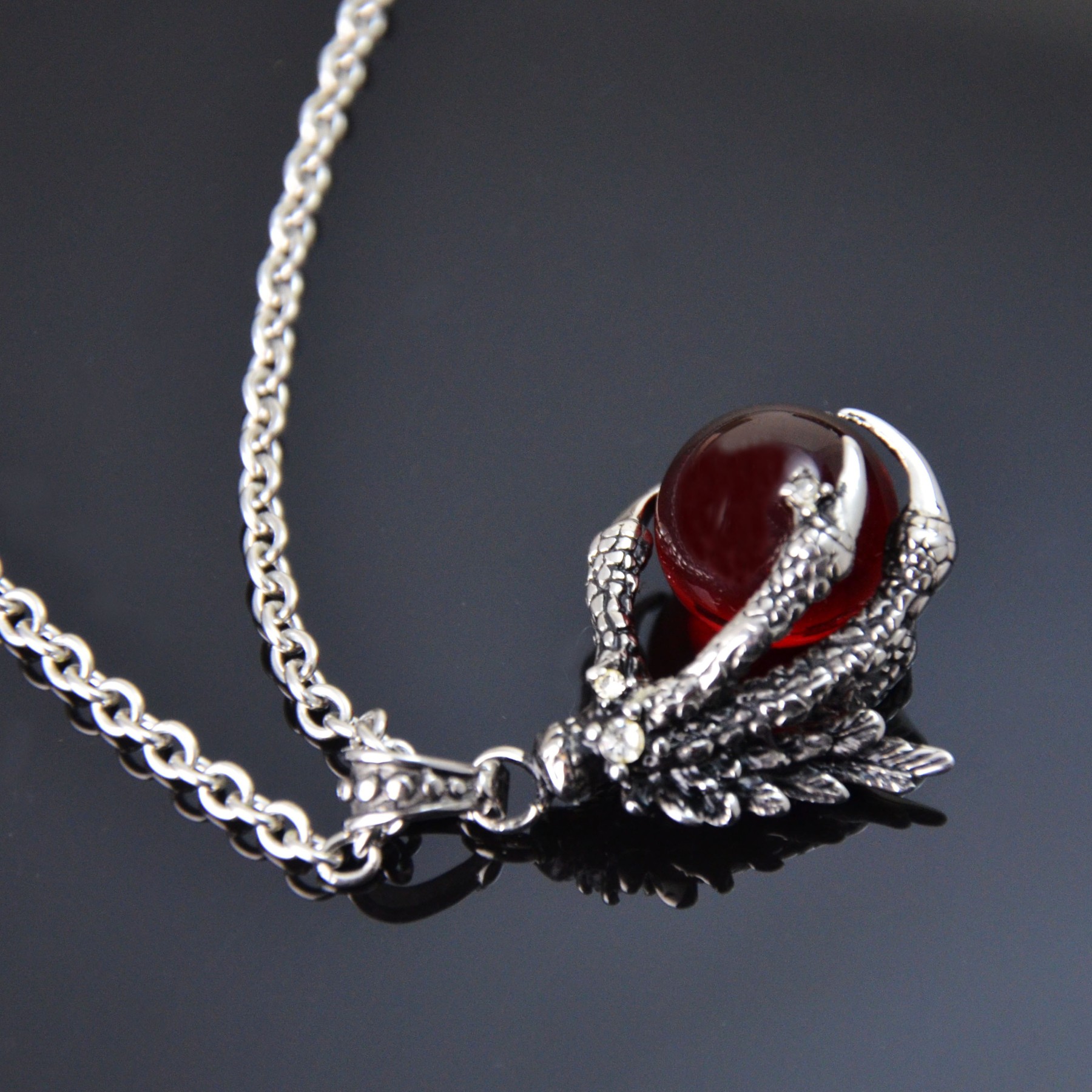 Herren Edelstahl Halskette mit Anhänger: Adlerkralle mit roter Kugel Herren Edelstahl Halskette mit Anhänger: Adlerkralle mit roter Kugel