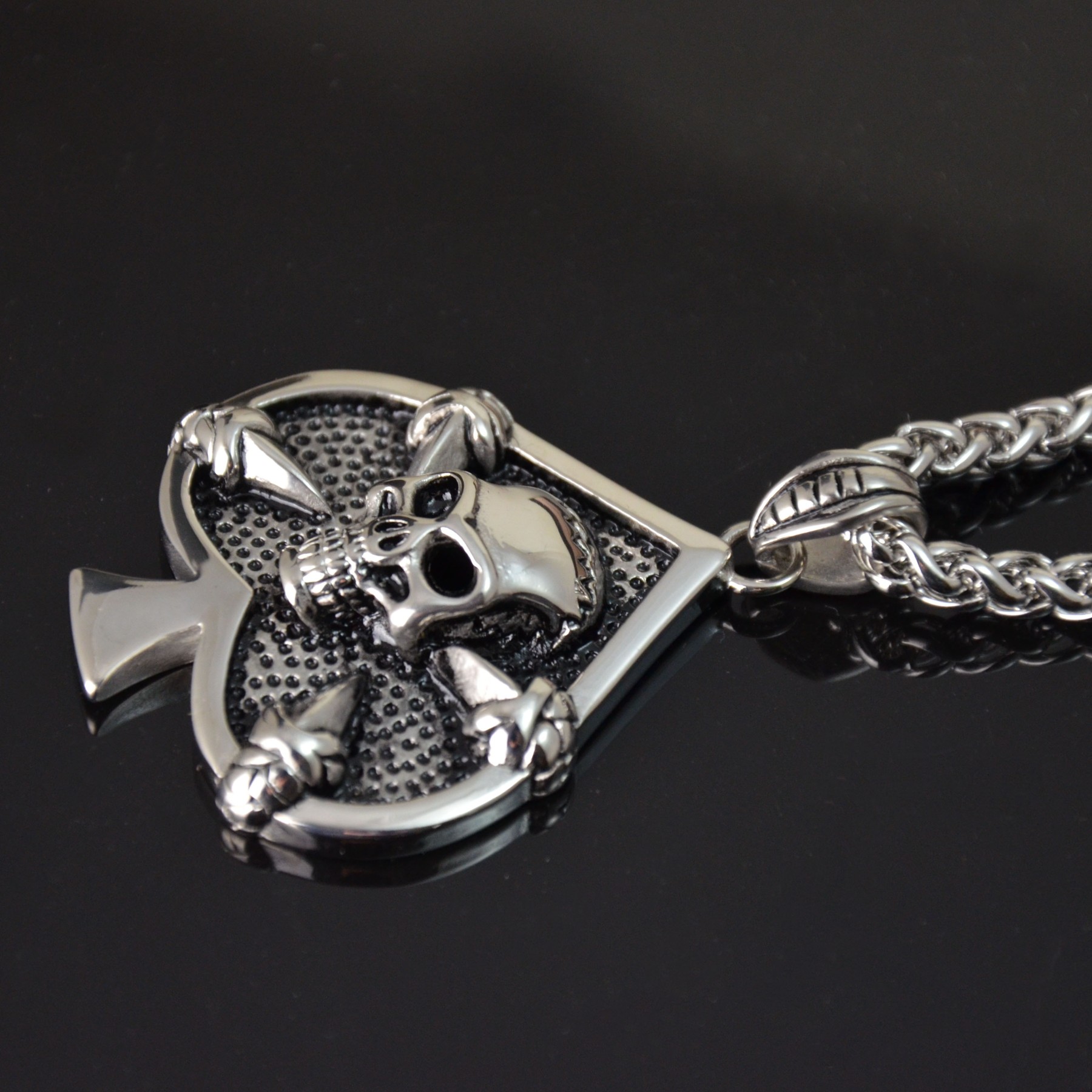 Edelstahl Halskette mit 3D Anhänger Pik Totenkopf Edelstahl Halskette mit 3D Anhänger Pik Totenkopf