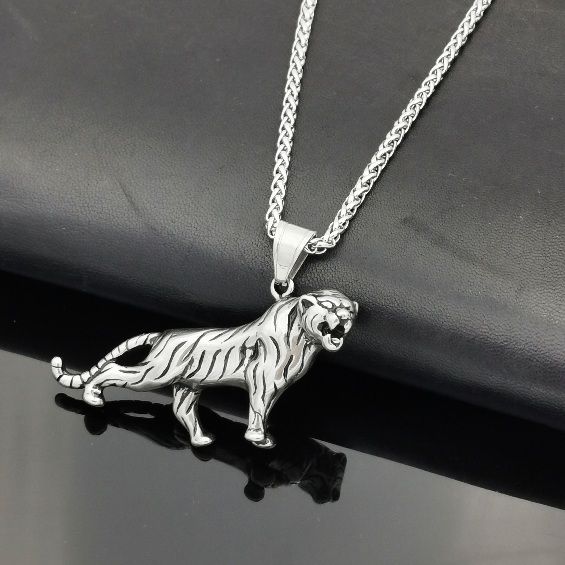 Edelstahl Halskette mit massivem 3D-Anhänger Tiger Edelstahl Halskette mit massivem 3D-Anhänger Tiger